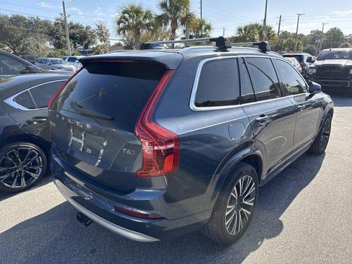 2022 Volvo XC90 T6 Momentum