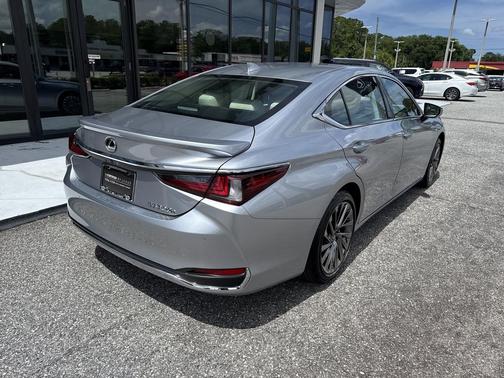 Iridium 2024 Lexus ES 300h Luxury