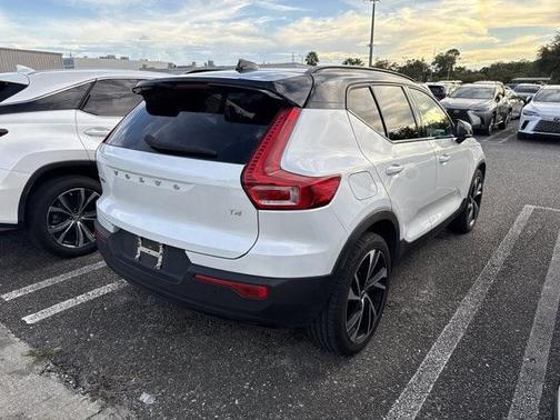 Crystal White Metallic 2021 Volvo XC40 T4 R-Design