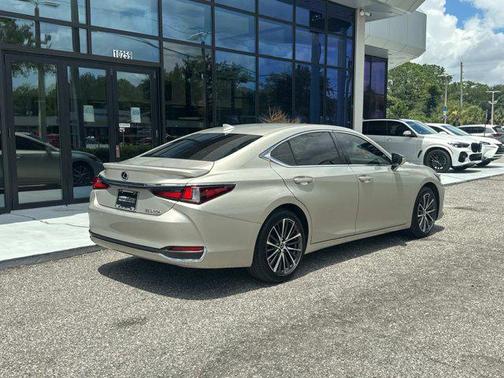 2023 Lexus ES 300h Base