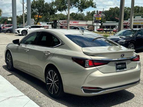 2023 Lexus ES 300h Base