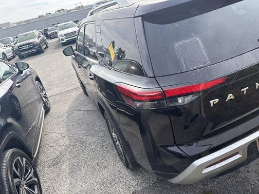 2022 Nissan Pathfinder SL 4WD