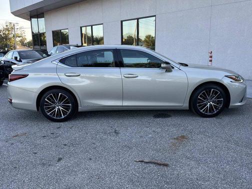 2022 Lexus ES 300h Base