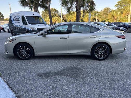 2022 Lexus ES 300h Base