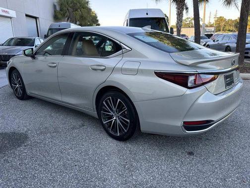 2022 Lexus ES 300h Base