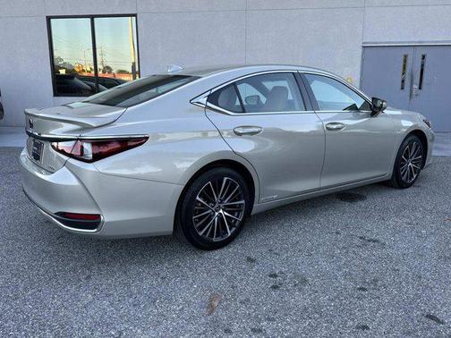 2022 Lexus ES 300h Base