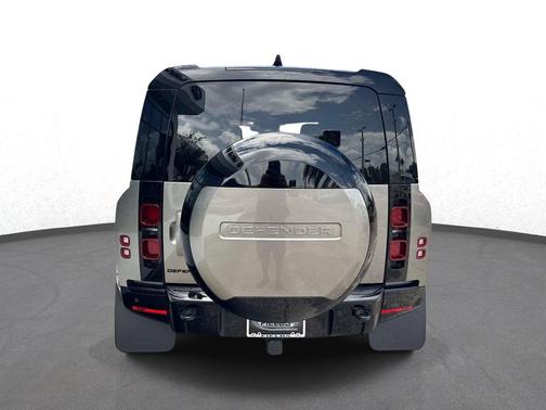 Silicon Silver Prem Met 2025 Land Rover Defender 110 P400 X-Dynamic SE