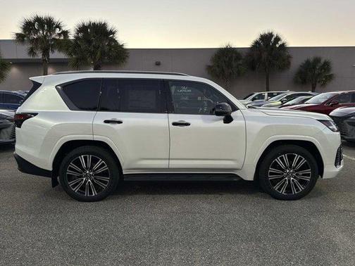 2025 Lexus LX 700h Luxury