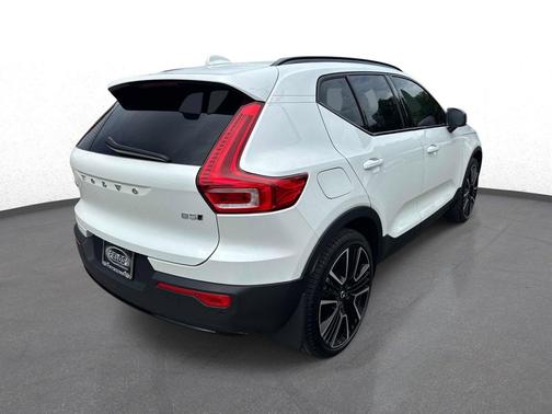 Crystal White Metallic 2024 Volvo XC40 B5 Ultimate Dark Theme