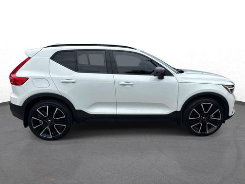 Crystal White Metallic 2024 Volvo XC40 B5 Ultimate Dark Theme