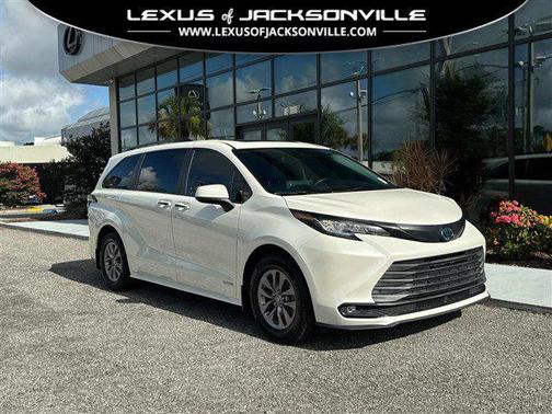 2021 Toyota Sienna XLE 8 Passenger