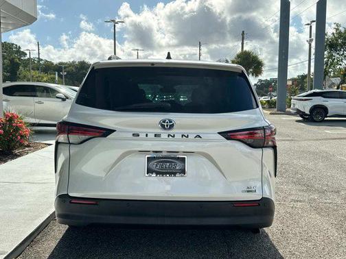 2021 Toyota Sienna XLE 8 Passenger