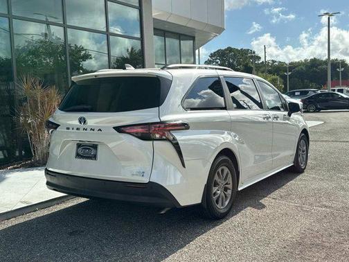 2021 Toyota Sienna XLE 8 Passenger