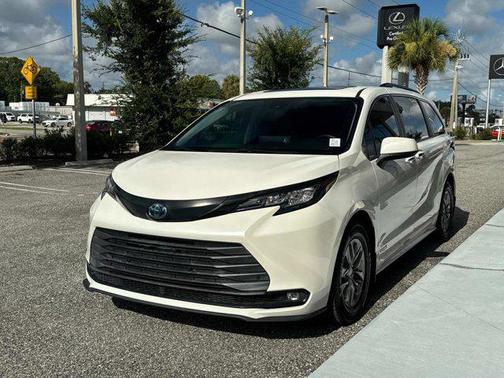 2021 Toyota Sienna XLE 8 Passenger