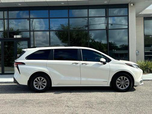 2021 Toyota Sienna XLE 8 Passenger