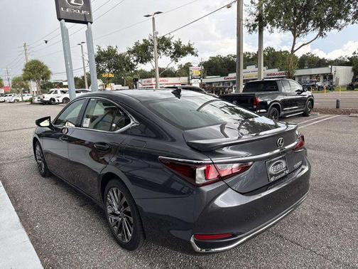 2025 Lexus ES 300h Luxury