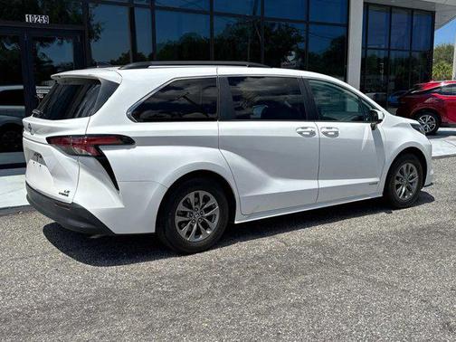 2021 Toyota Sienna LE