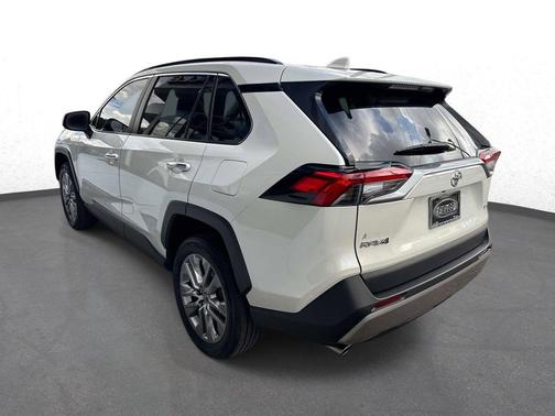 Blizzard Pearl 2022 Toyota RAV4 Limited
