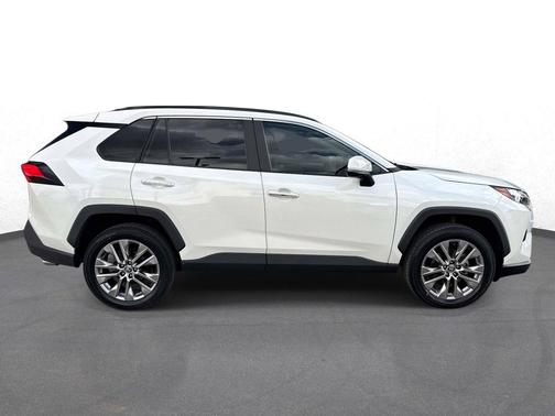 Blizzard Pearl 2022 Toyota RAV4 Limited