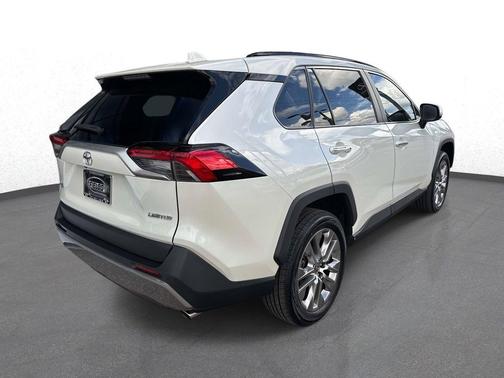 Blizzard Pearl 2022 Toyota RAV4 Limited