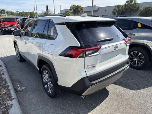 Blizzard Pearl 2022 Toyota RAV4 Limited