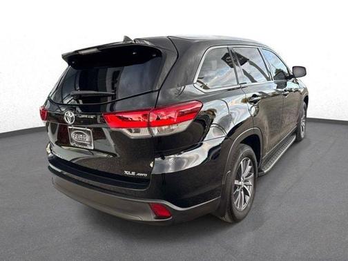 Midnight Black Metallic 2019 Toyota Highlander XLE