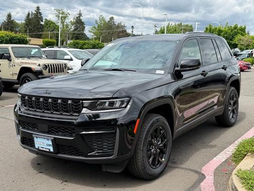 Diamond Black 2026 Jeep Grand Cherokee Laredo