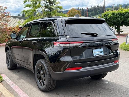 Diamond Black 2026 Jeep Grand Cherokee Laredo
