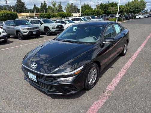Black 2024 Hyundai ELANTRA SE