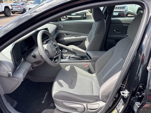 Black 2024 Hyundai ELANTRA SE