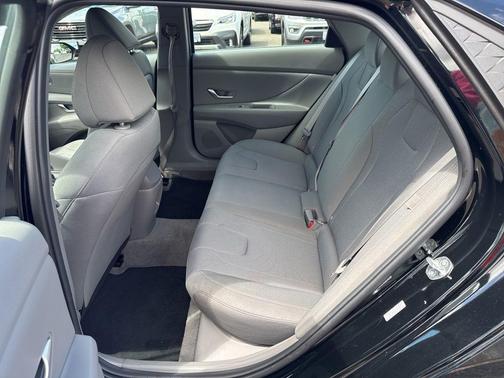 Black 2024 Hyundai ELANTRA SE