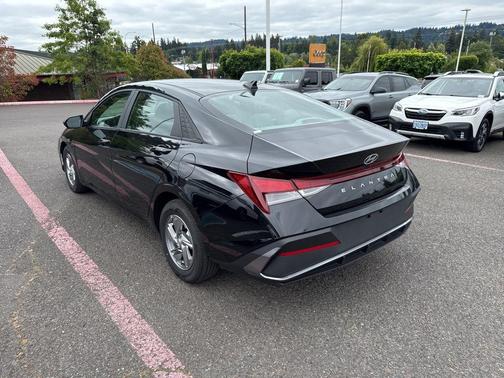Black 2024 Hyundai ELANTRA SE
