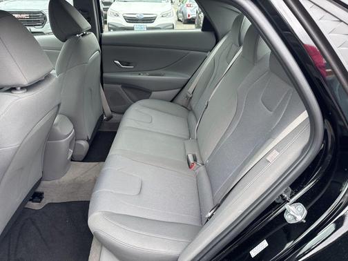 Black 2024 Hyundai ELANTRA SE