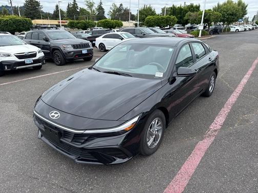 Black 2024 Hyundai ELANTRA SE