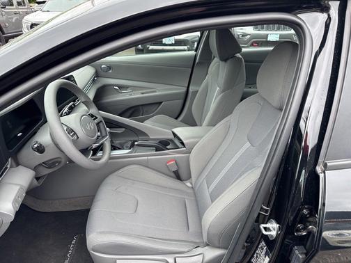 Black 2024 Hyundai ELANTRA SE