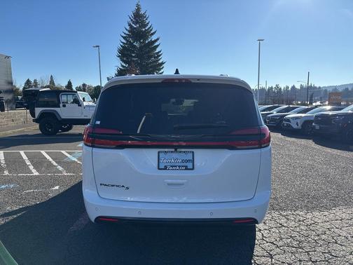 Bright White Clearcoat 2026 Chrysler Pacifica Select