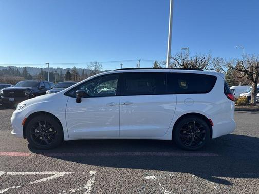 Bright White Clearcoat 2026 Chrysler Pacifica Select
