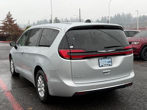 Silver Mist Clearcoat 2026 Chrysler Pacifica Select