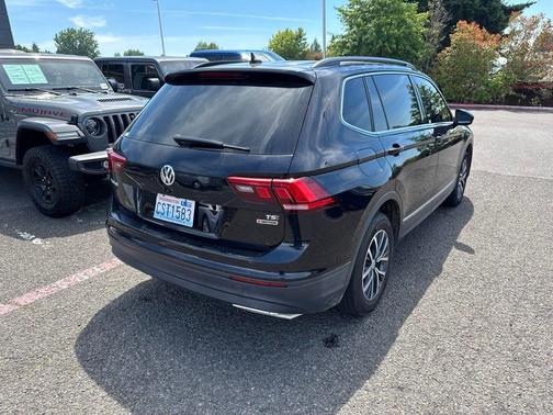 Deep Black Pearl Metallic 2018 Volkswagen Tiguan 2.0T Sport