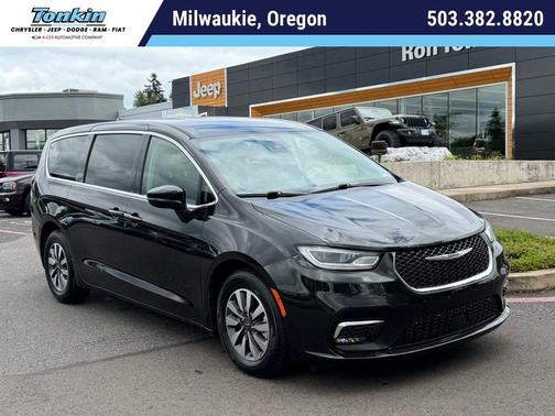 Brilliant Black Crystal Pearlcoat 2023 Chrysler Pacifica Hybrid Touring L