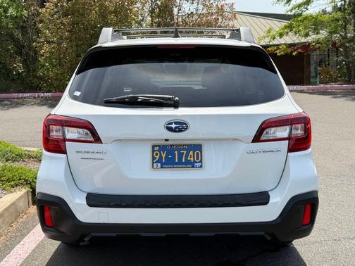 Crystal White Pearl 2018 Subaru Outback 2.5i Limited