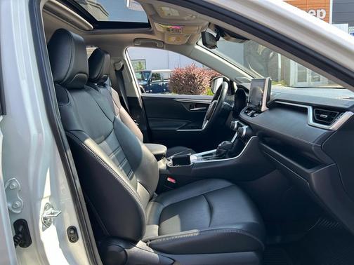 2022 Toyota RAV4 XLE Premium