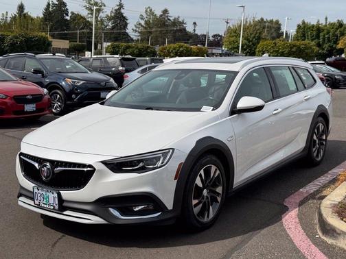 White Frost Tri-Coat 2018 Buick Regal TourX Essence