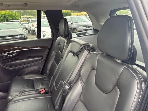 Bright Silver Metallic 2017 Volvo XC90 T6 Momentum