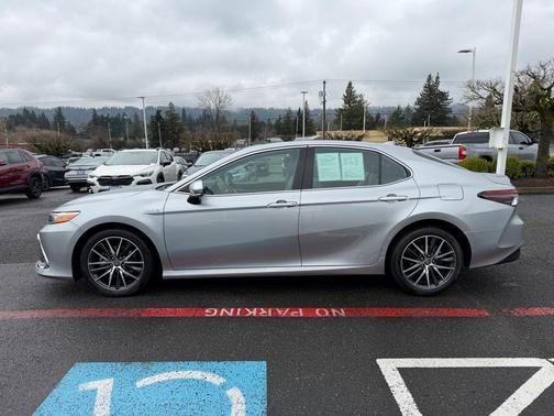 2021 Toyota Camry Hybrid XLE
