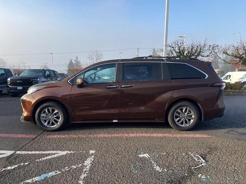 2023 Toyota Sienna XLE
