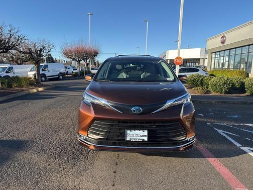 2023 Toyota Sienna XLE