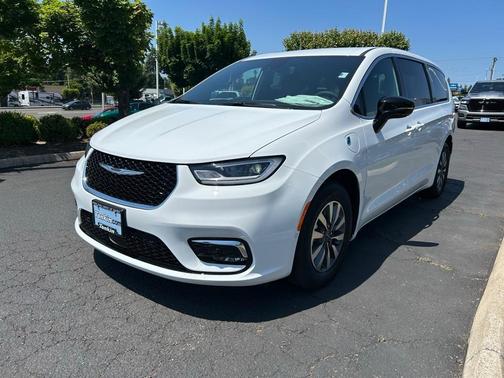 2025 Chrysler Pacifica Hybrid Select