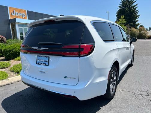 2025 Chrysler Pacifica Hybrid Select