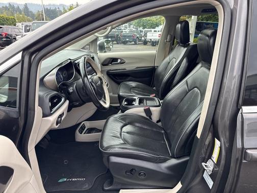 2017 Chrysler Pacifica Hybrid Platinum